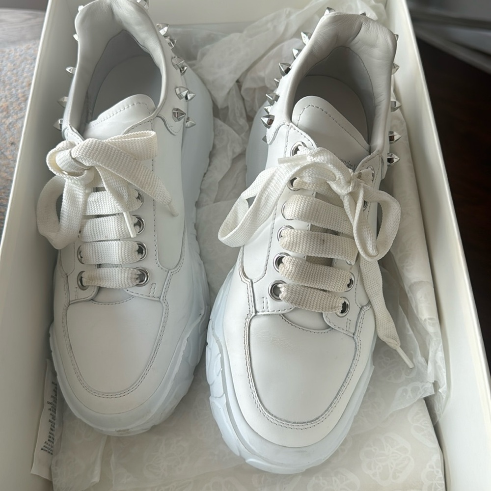 ALEXANDER MCQUEEN
Leather Studded Accents white with silver Sneakers size 37.5